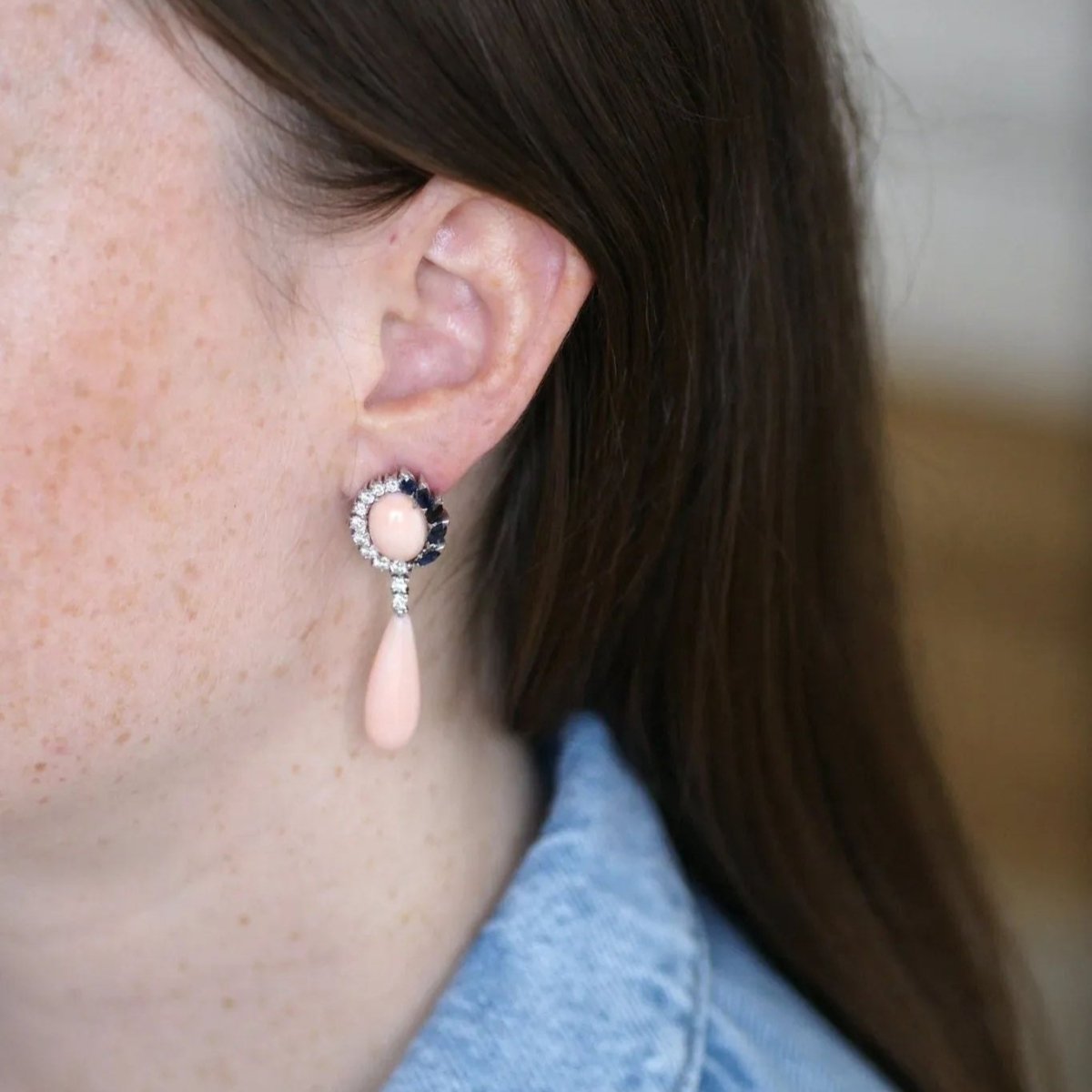 Boucles d'oreilles pendantes en or blanc, corail peau d'ange, saphirs et diamants - Castafiore