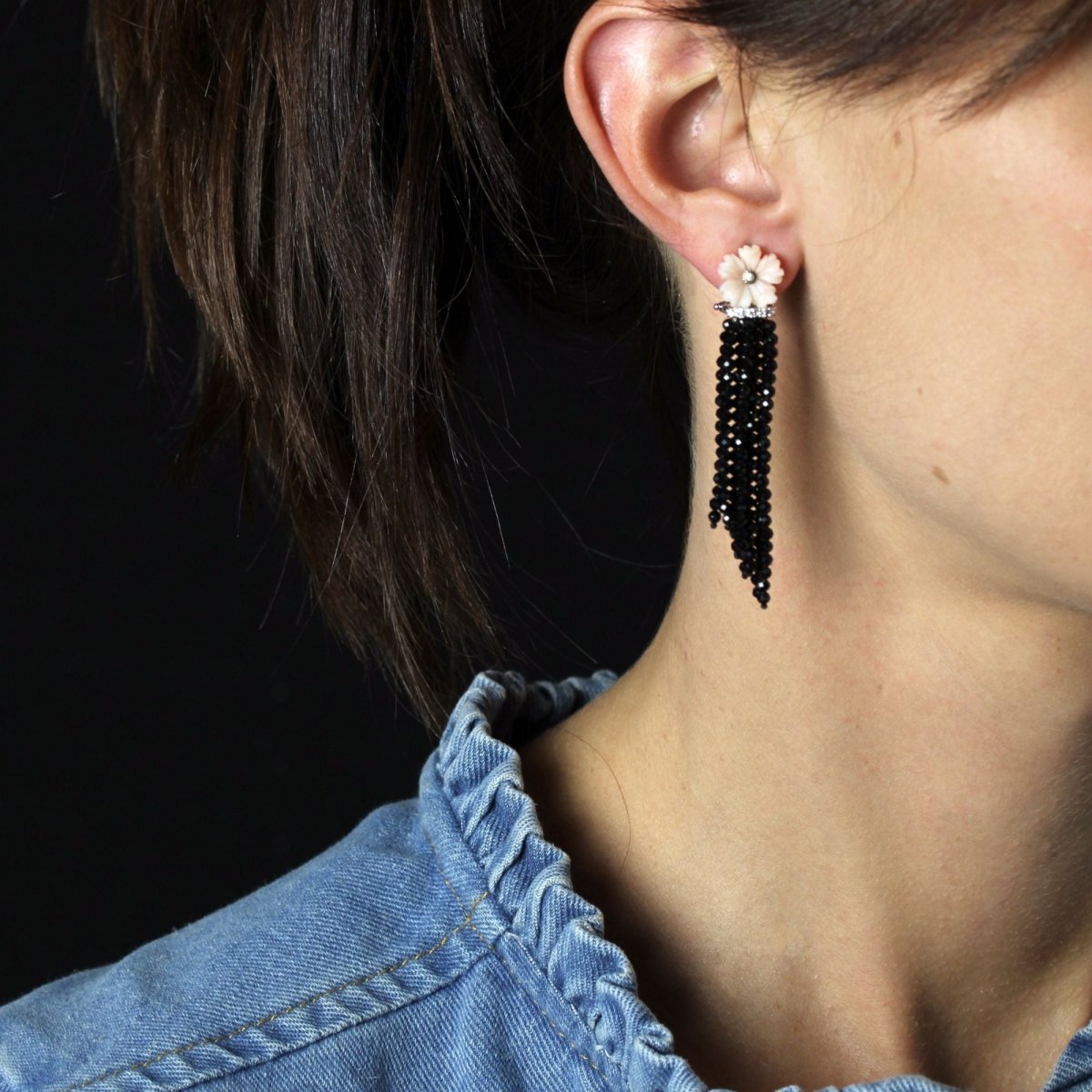 Boucles d'oreilles Pendantes en or blanc, corail, spinelles et diamants - Castafiore