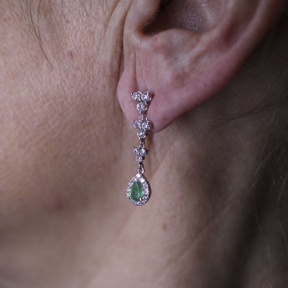 Boucles d'oreilles Pendantes en or blanc, émeraudes et diamants - Castafiore