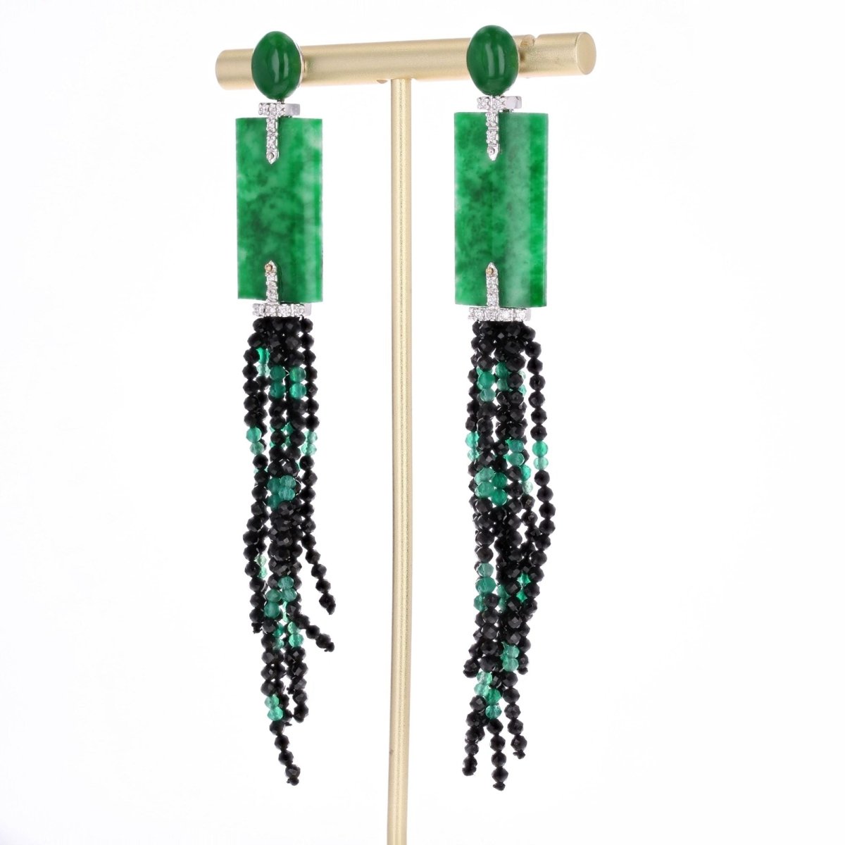 Boucles d'oreilles Pendantes en or blanc, jade, spinelles, émeraudes et diamants - Castafiore
