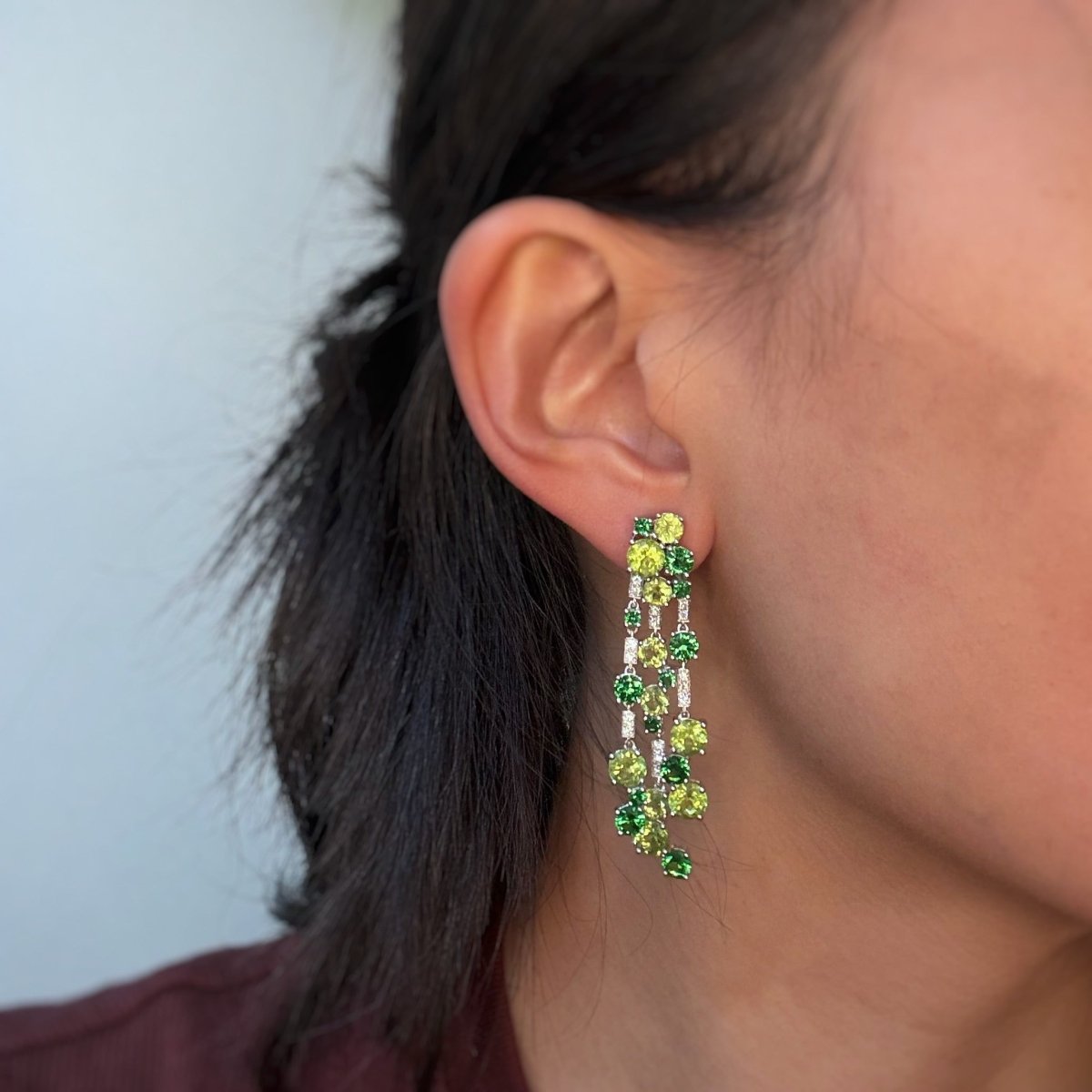 Boucles d'oreilles Pendantes en or blanc, péridots, grenats et diamants - Castafiore