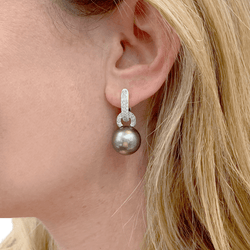 Boucles d'oreilles Pendantes en or blanc, perles et diamants - Castafiore