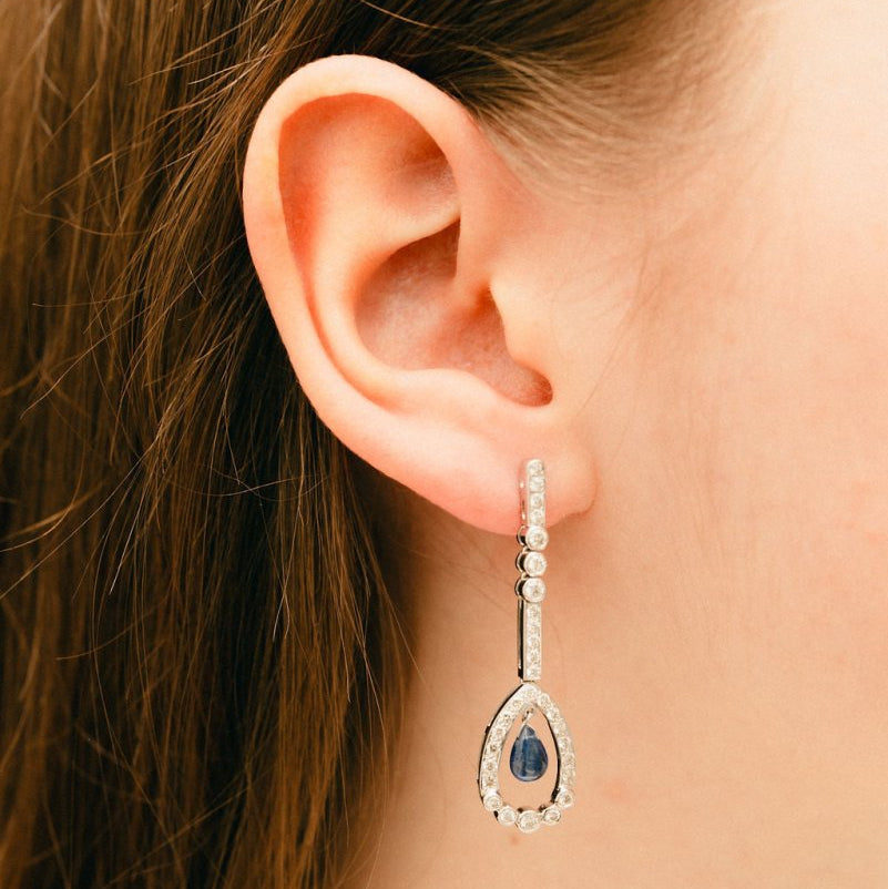 Boucles d'oreilles Pendantes en or blanc, saphirs et diamants - Castafiore
