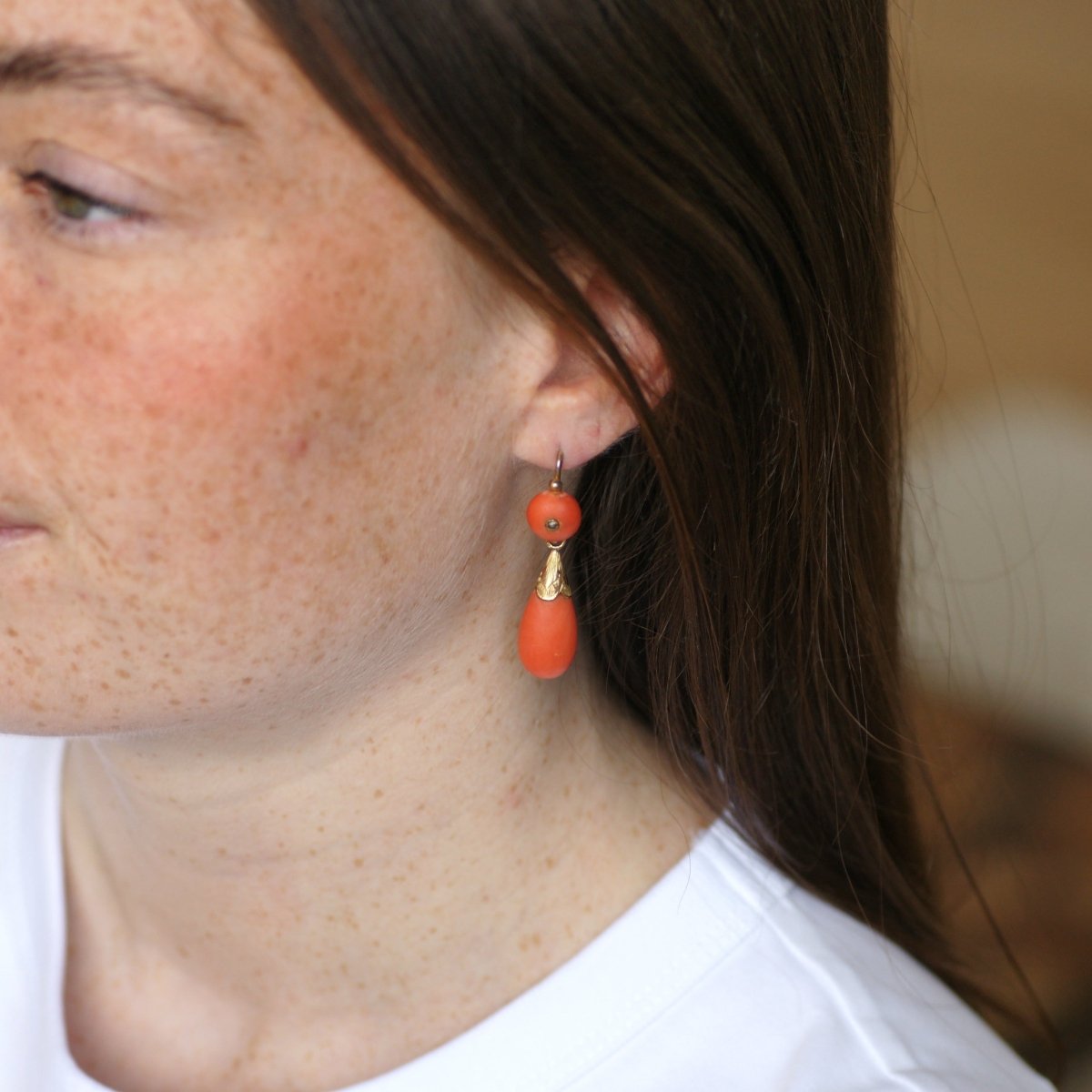Boucles d'oreilles Pendantes en or jaune, corail et diamants - Castafiore