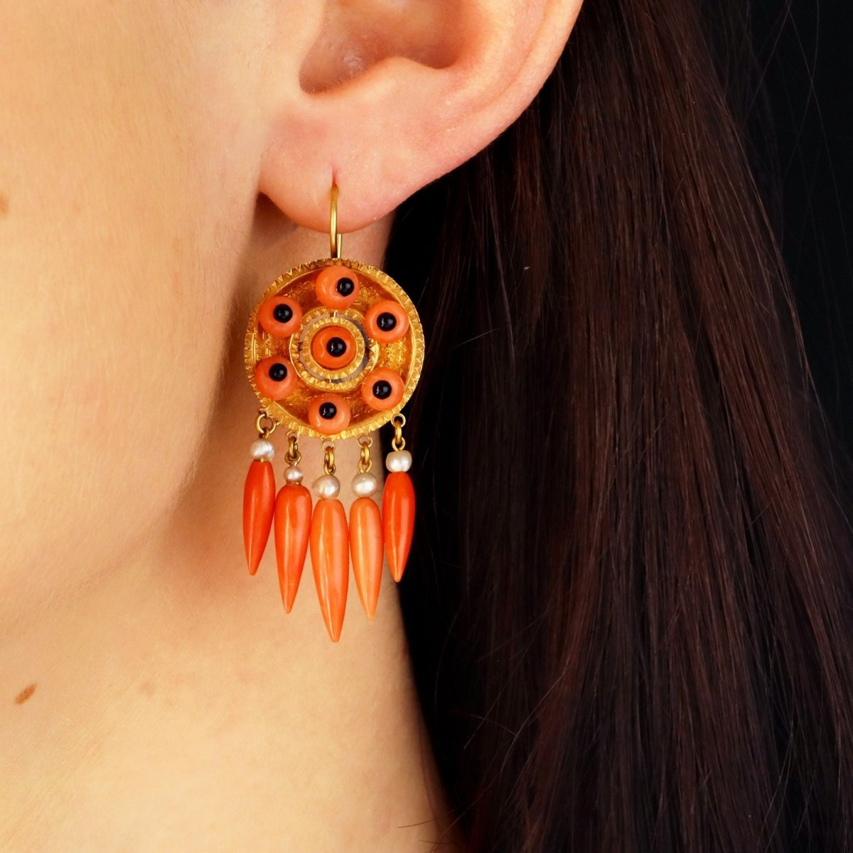 Boucles d'oreilles Pendantes en or jaune, corail, onyx et perles - Castafiore