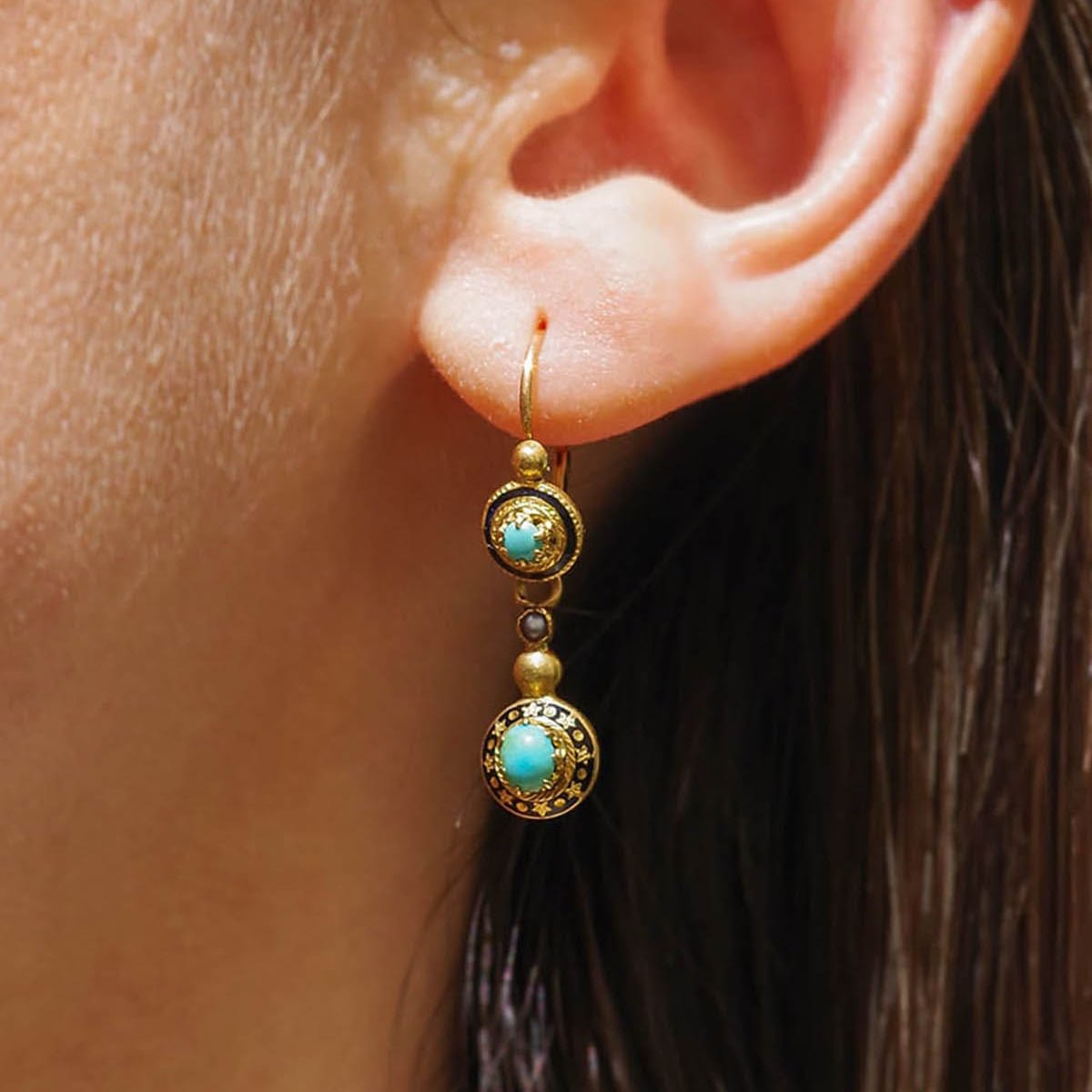 Boucles d'oreilles Pendantes en or jaune, émail, turquoises et perles - Castafiore