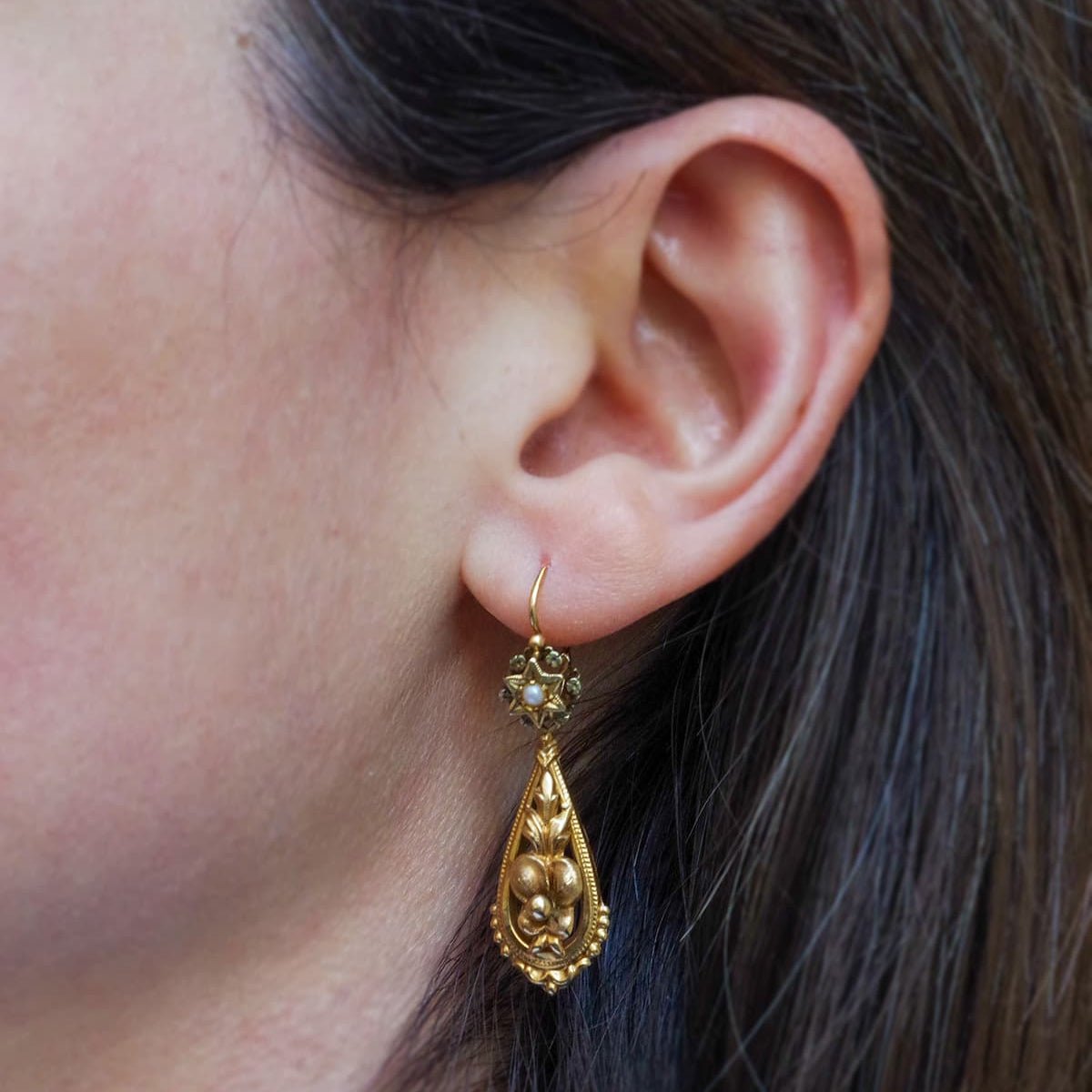 Boucles d'oreilles Pendantes en or jaune et perles - Castafiore
