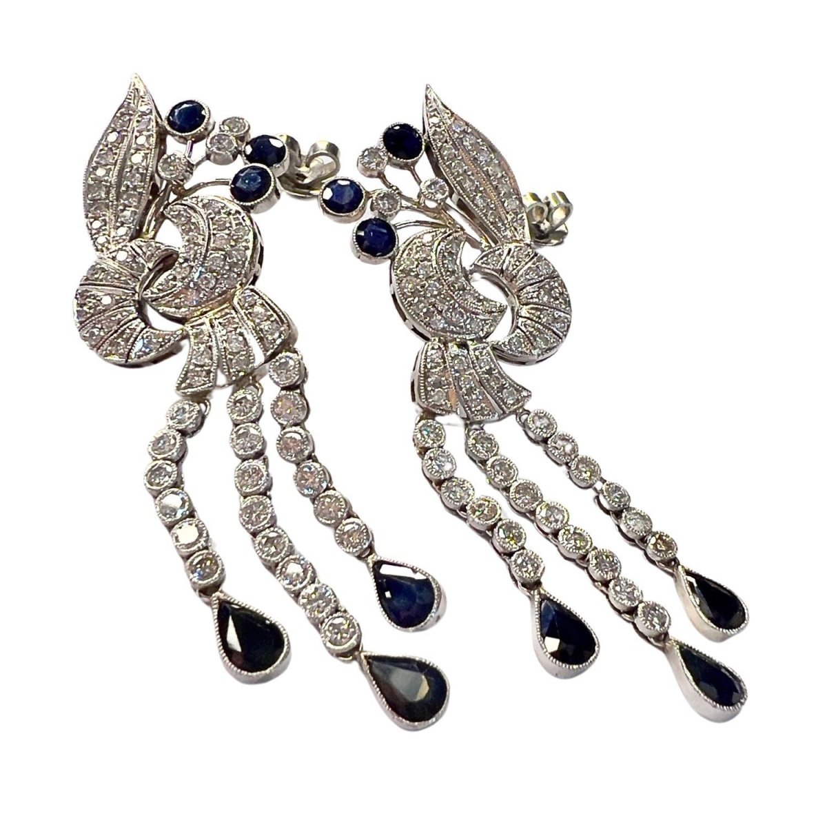 Boucles d'oreilles pendantes en platine, saphire et diamant - Castafiore