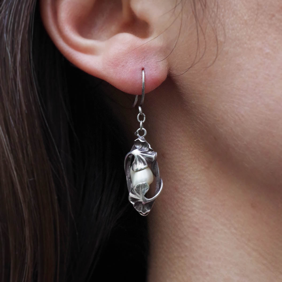 Boucles d'oreilles Pendantes PAUL DUMONT en argent et perles - Castafiore