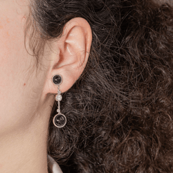 Boucles d'oreilles Pendantes SUSIE OTÉRO en or blanc, onyx et diamants - Castafiore