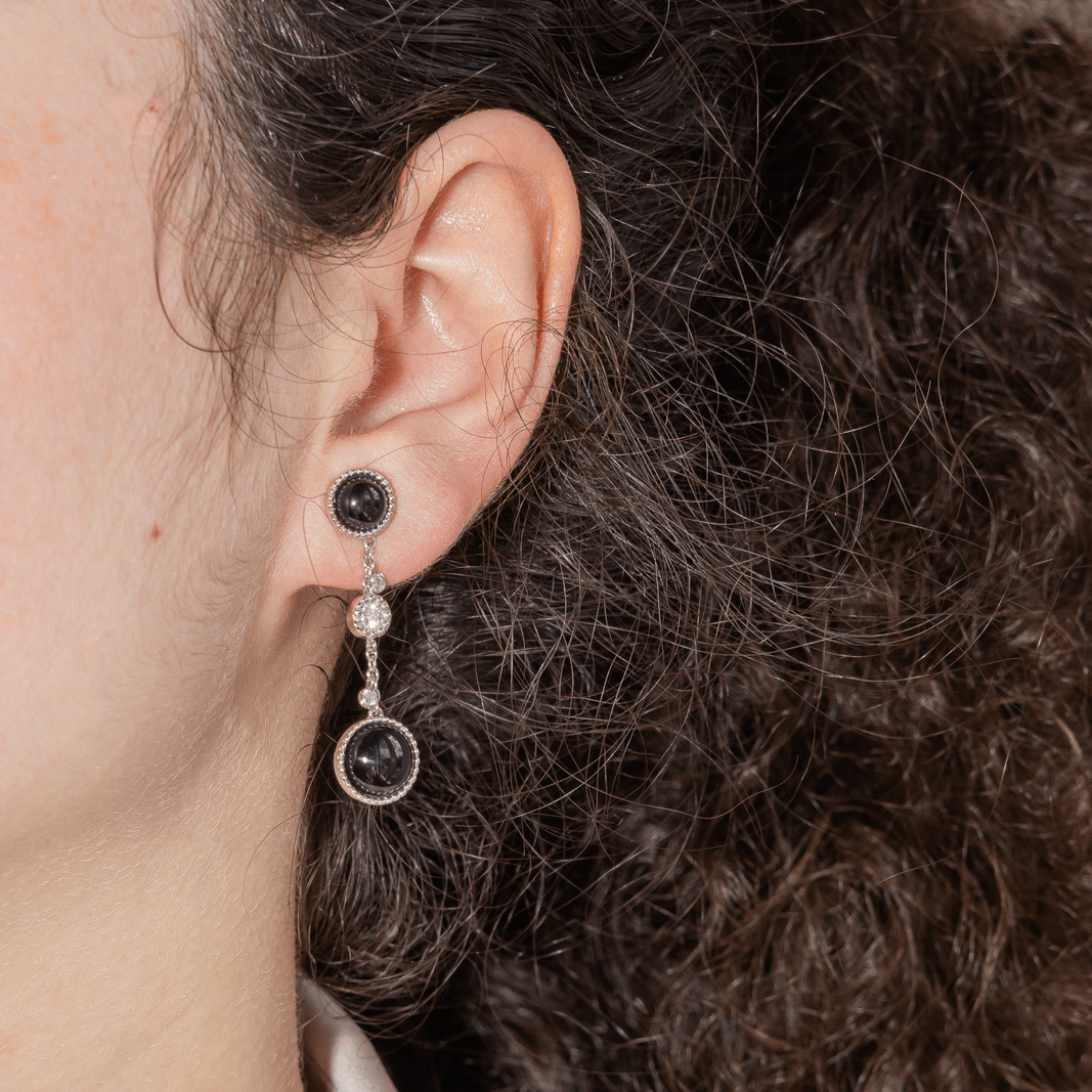 Boucles d'oreilles Pendantes SUSIE OTÉRO en or blanc, onyx et diamants - Castafiore