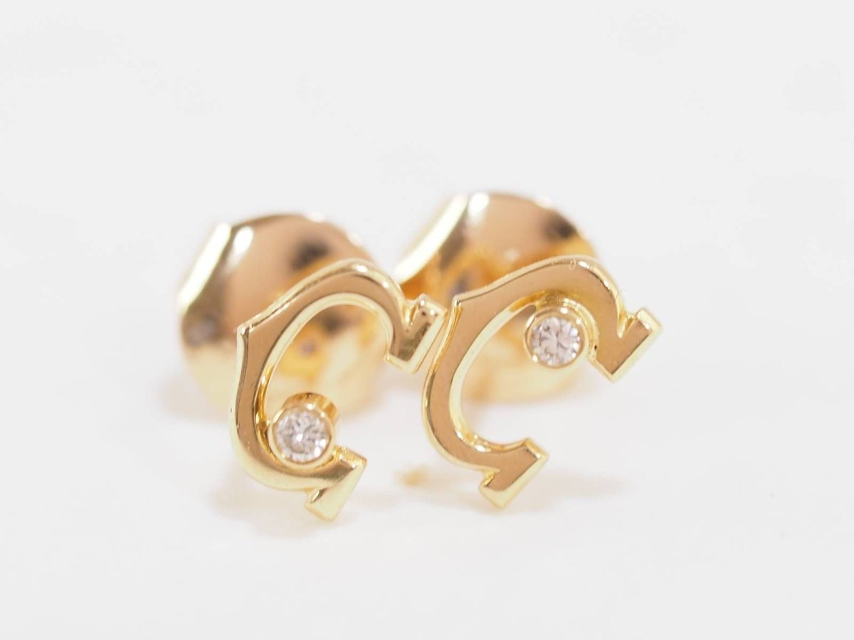 Boucles d'oreilles Puces CARTIER "C" en or jaune et diamants - Castafiore
