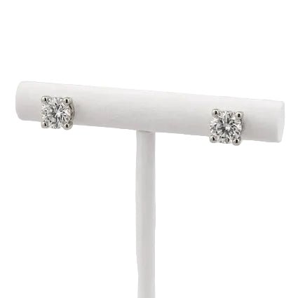 Boucles d'oreilles Puces CARTIER "Double C" en or blanc et diamants - Castafiore