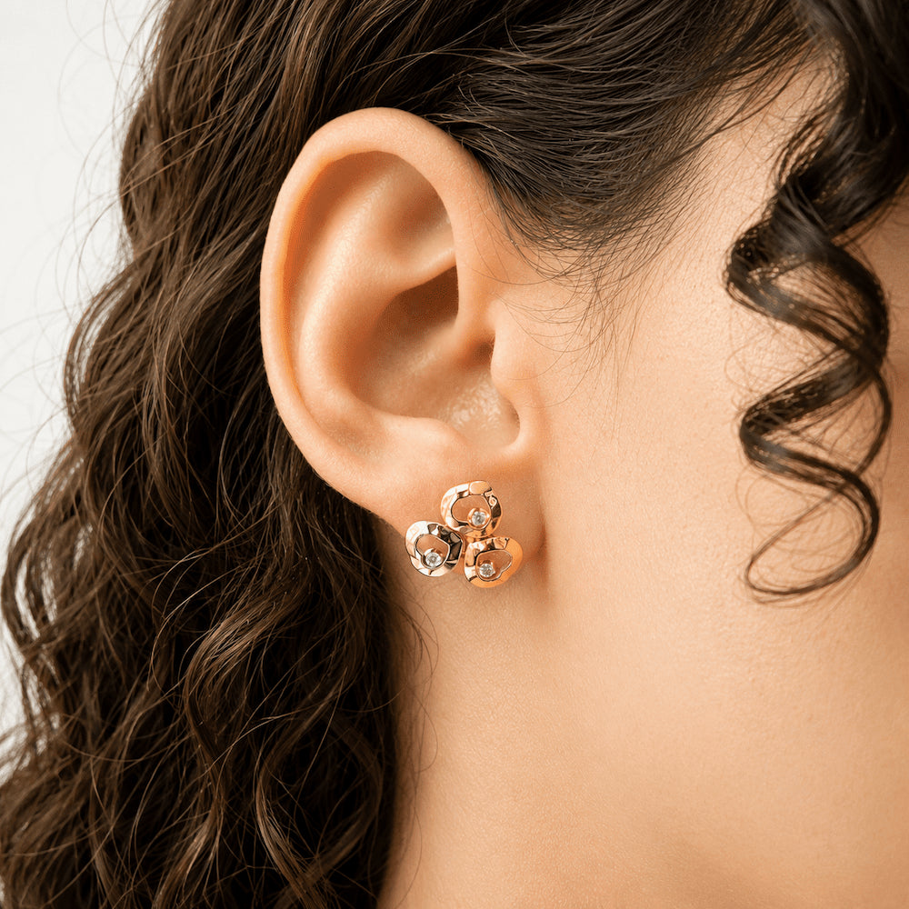 Boucles d'oreilles Puces CHOPARD "Happy Curve" en or blanc, or jaune, or rose et diamants - Castafiore
