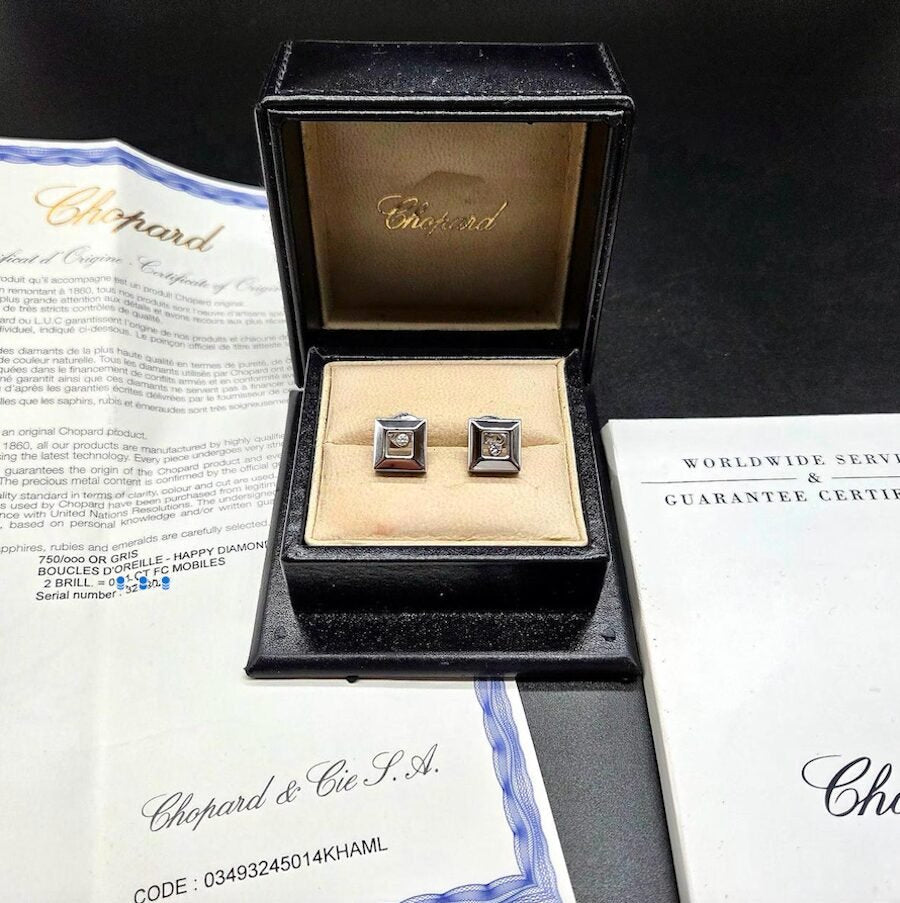 Boucles d'oreilles Puces CHOPARD "Happy Diamonds" en or blanc et diamants - Castafiore