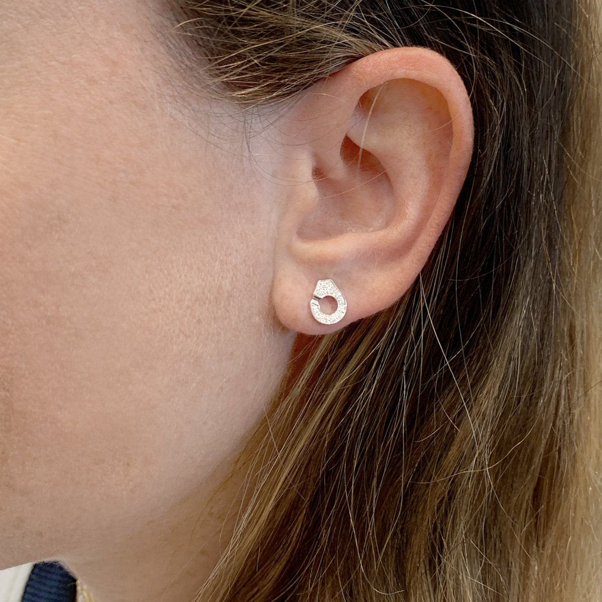 Boucles d'oreilles Puces DINH VAN "Menottes R7,5" en or blanc et diamants - Castafiore