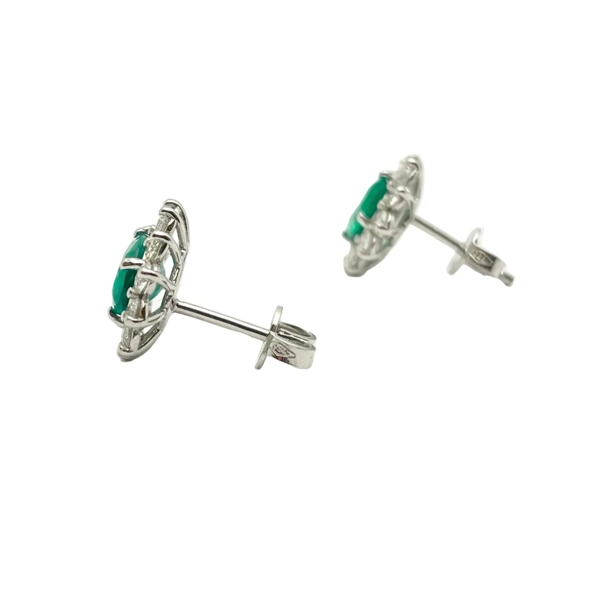 Boucles d'oreilles Puces en or blanc, émeraudes et diamants - Castafiore