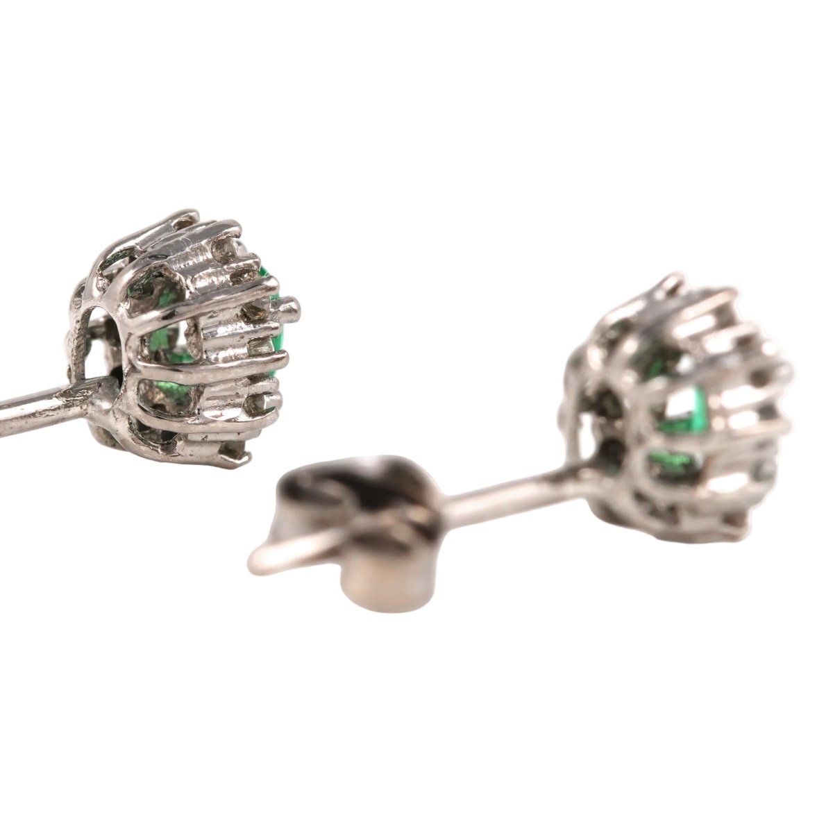 Boucles d'oreilles Puces en or blanc, émeraudes et diamants - Castafiore