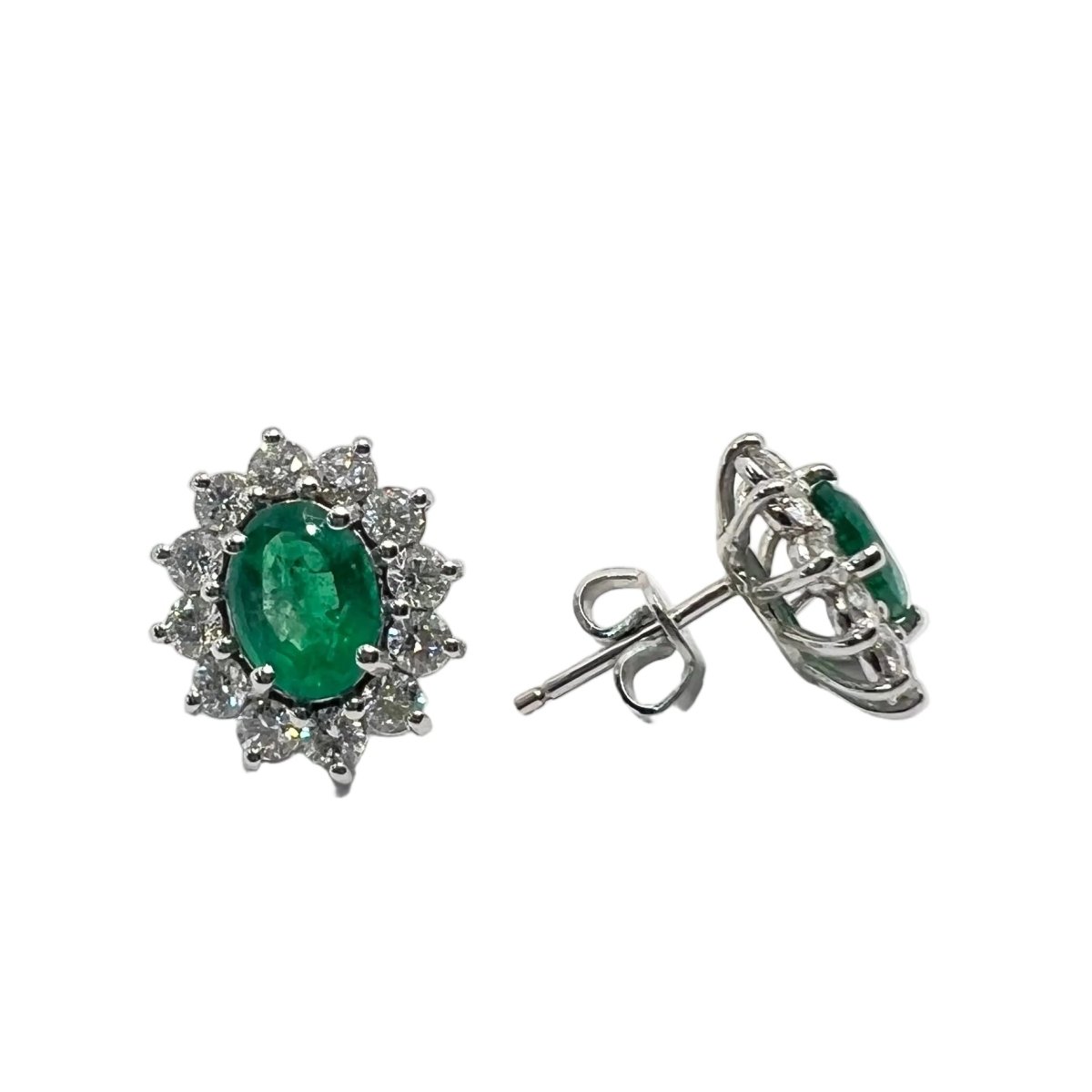 Boucles d'oreilles Puces en or blanc, émeraudes et diamants - Castafiore
