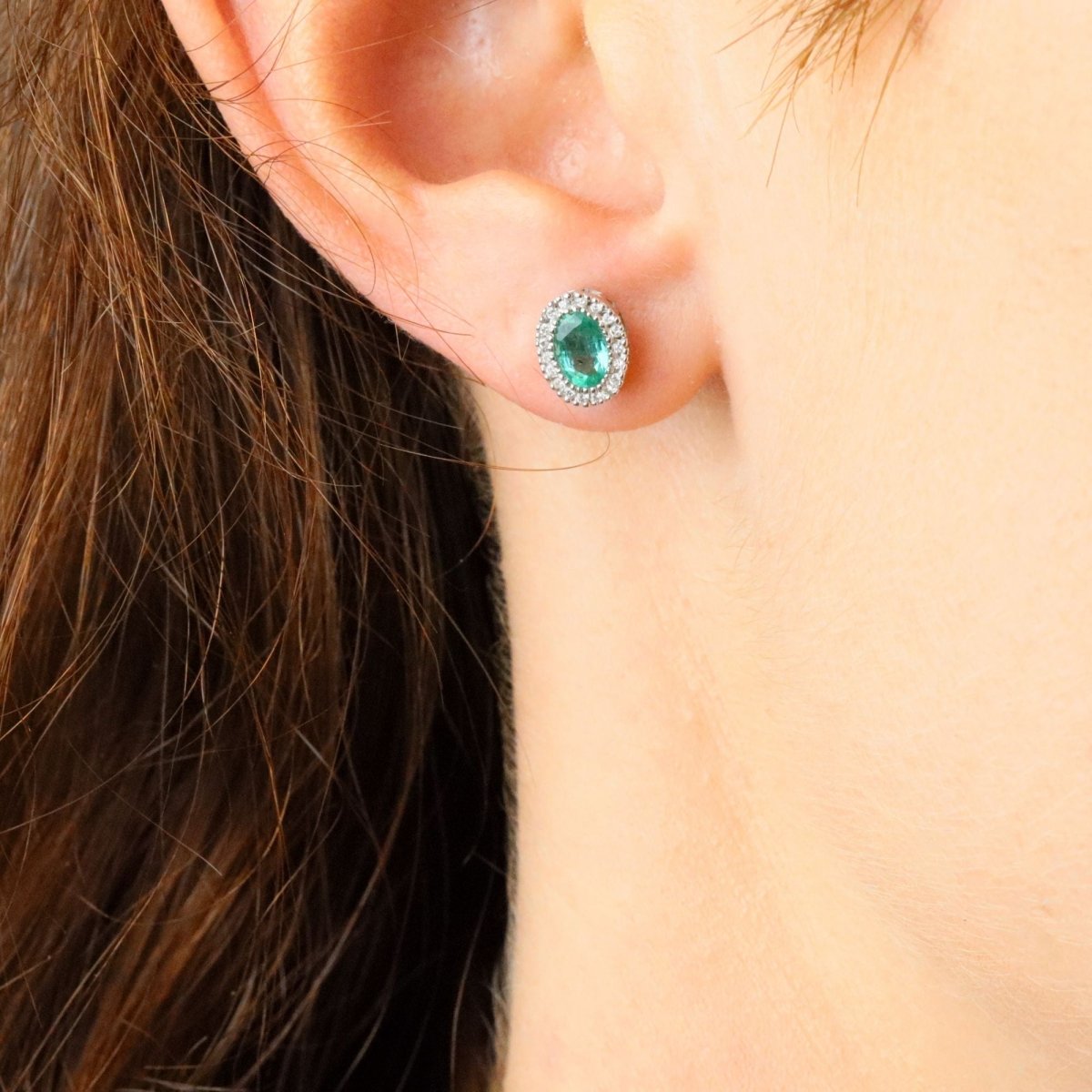 Boucles d'oreilles Puces en or blanc, émeraudes et diamants - Castafiore