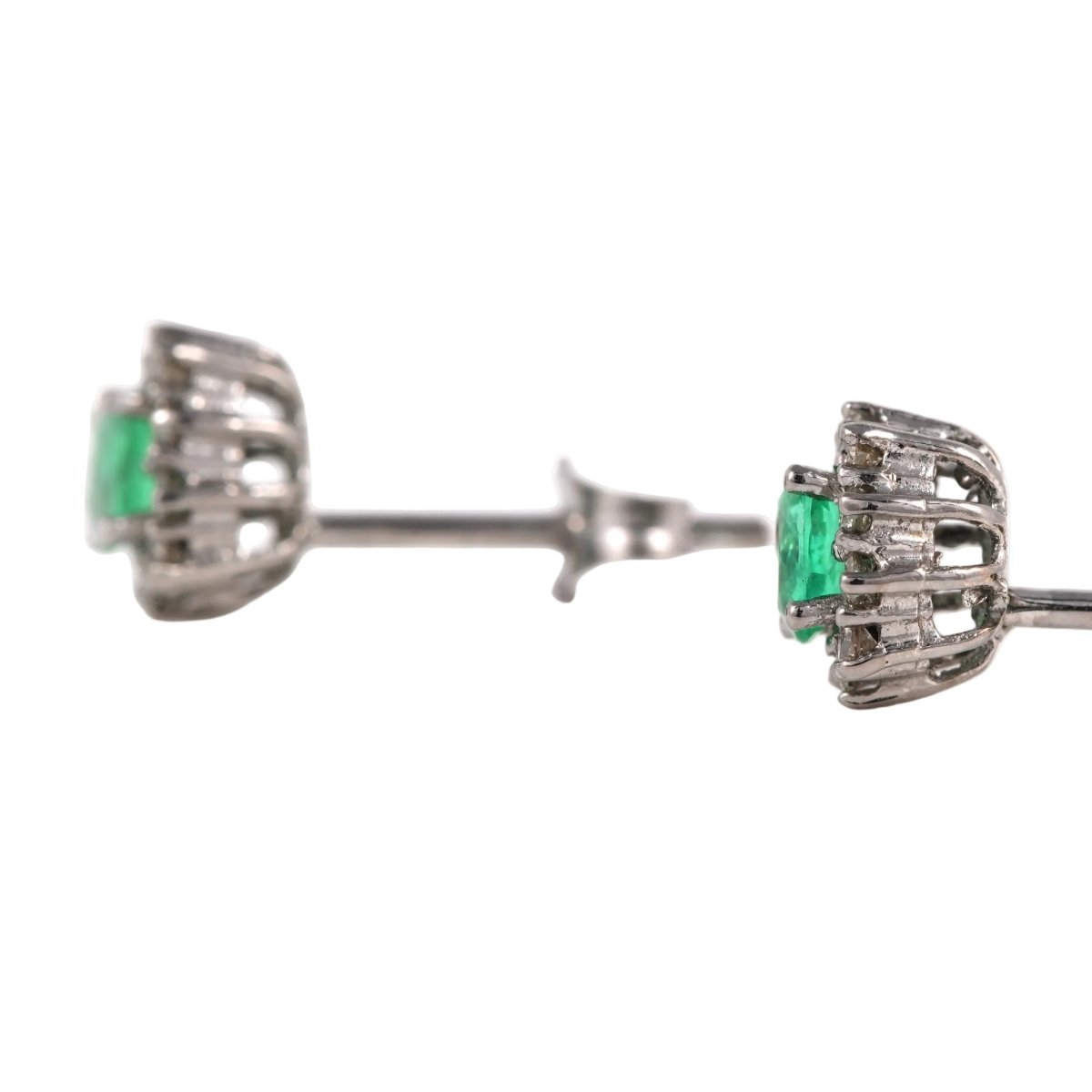 Boucles d'oreilles Puces en or blanc, émeraudes et diamants - Castafiore
