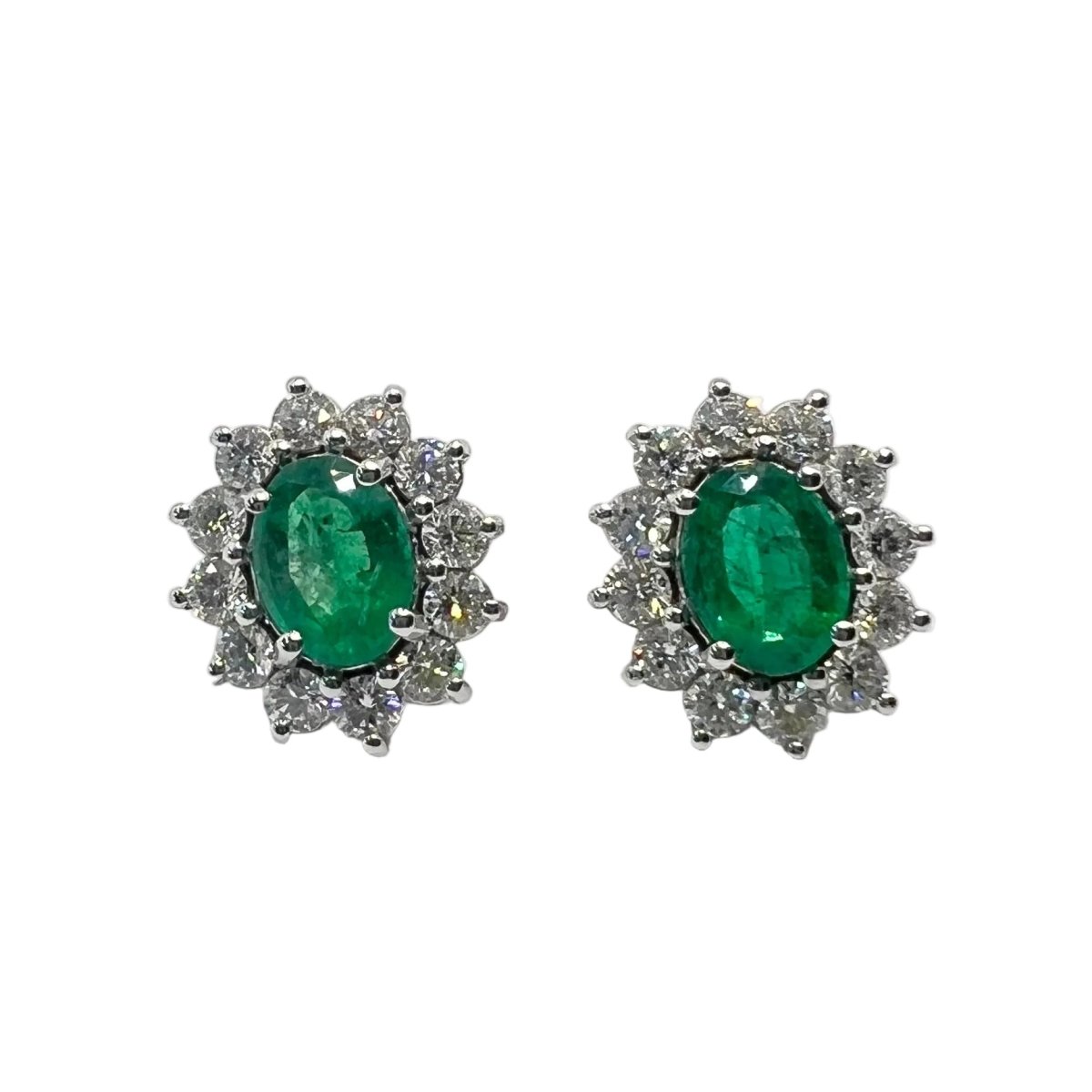 Boucles d'oreilles Puces en or blanc, émeraudes et diamants - Castafiore