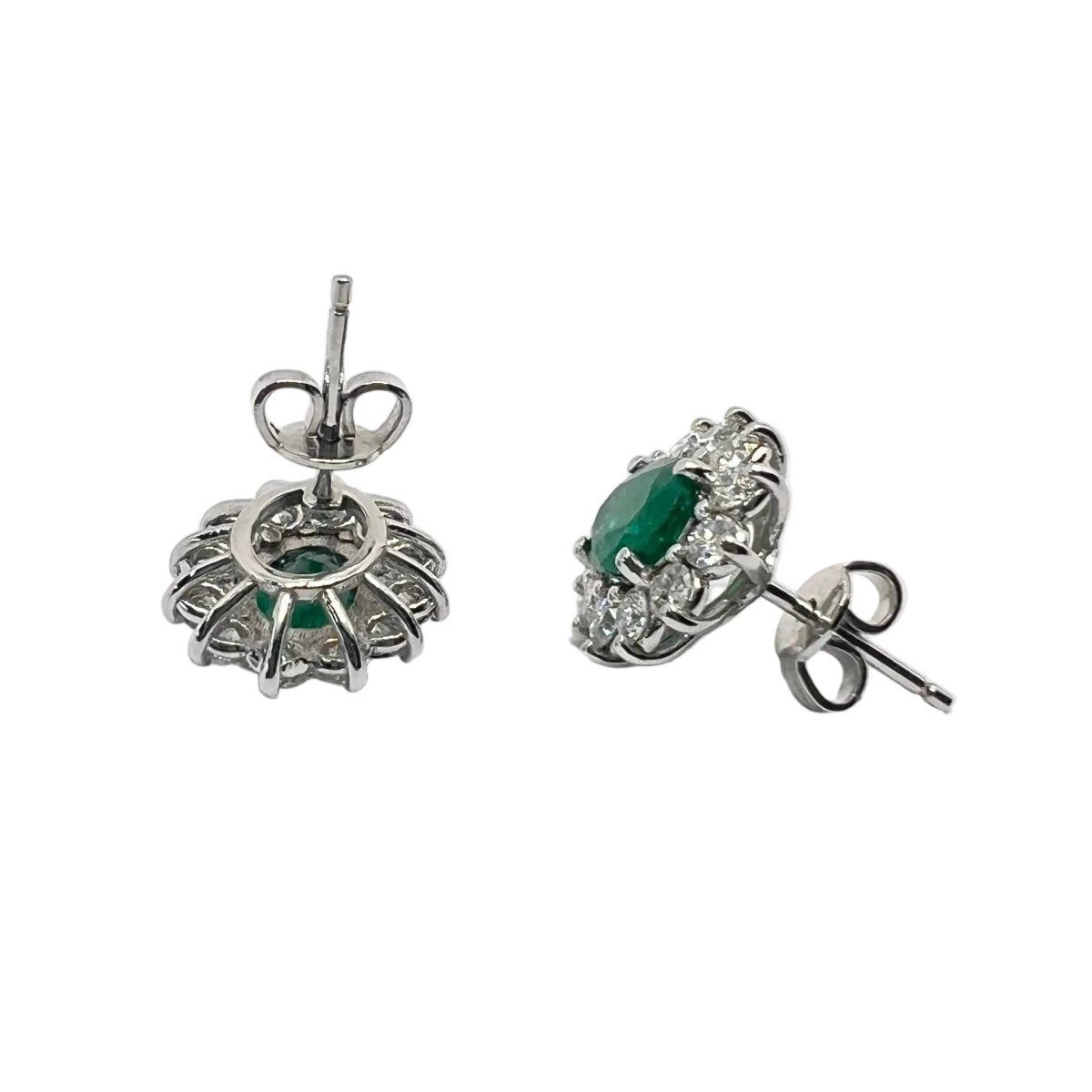 Boucles d'oreilles Puces en or blanc, émeraudes et diamants - Castafiore