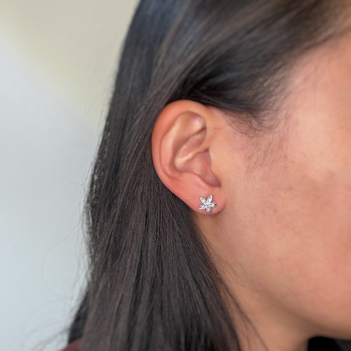 Boucles d'oreilles Puces en or blanc et diamants - Castafiore