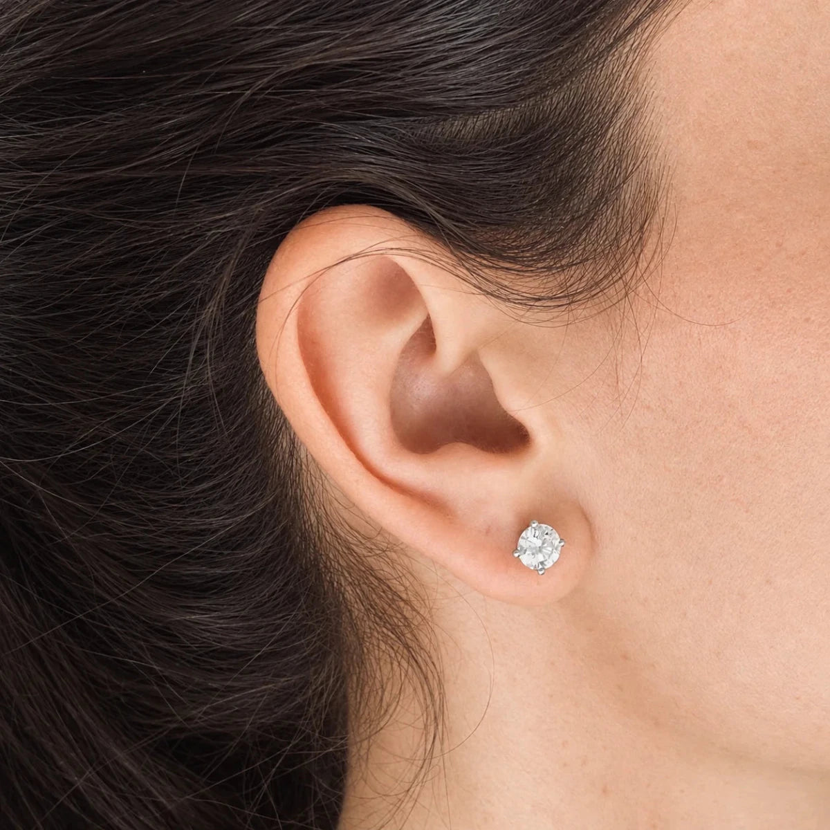 Boucles d'oreilles puces en or blanc et diamants - Castafiore