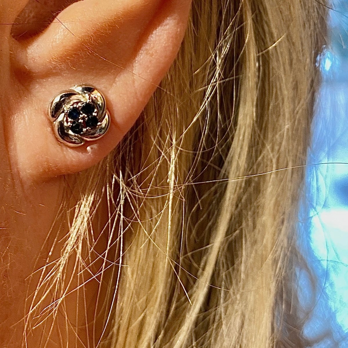 Boucles d'oreilles Puces en or blanc et saphirs - Castafiore