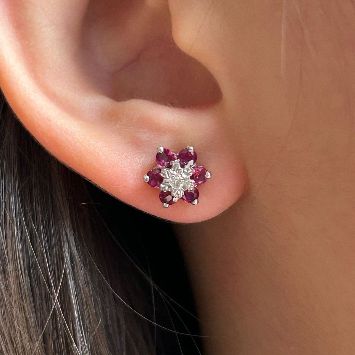 Boucles d'oreilles Puces en or blanc, or jaune, rubis et diamants - Castafiore