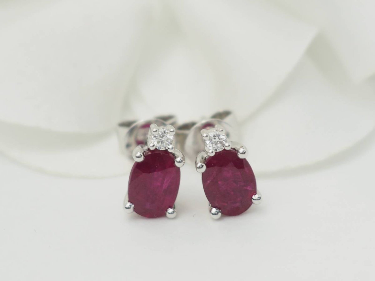 Boucles d'oreilles Puces en or blanc, rubis et diamants - Castafiore