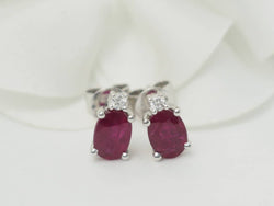 Boucles d'oreilles Puces en or blanc, rubis et diamants - Castafiore