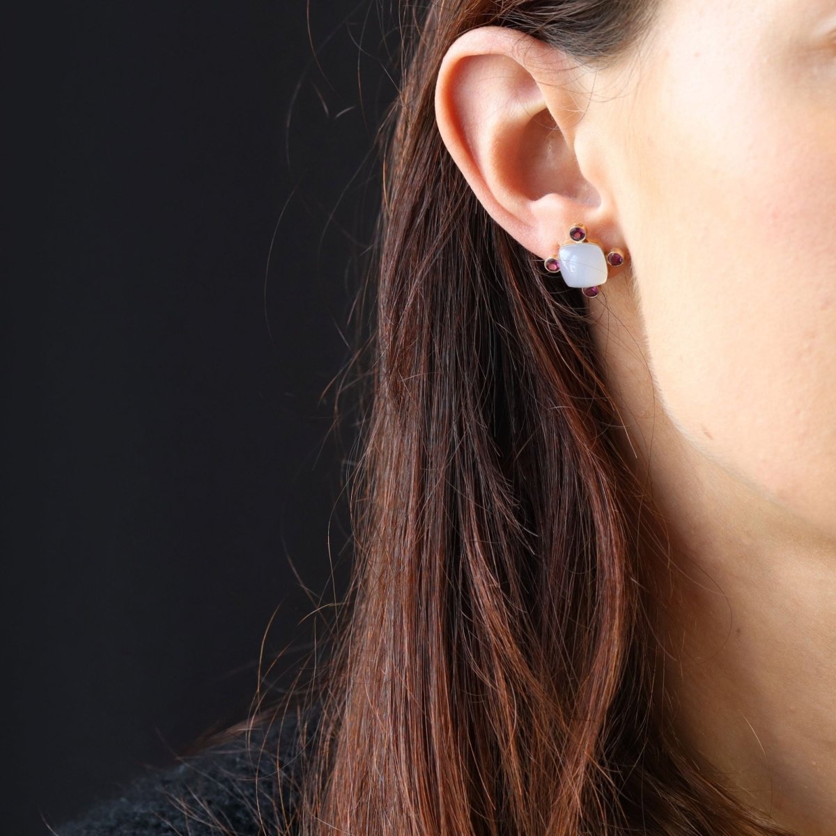 Boucles d'oreilles Puces en or jaune, calcédoines et grenats - Castafiore