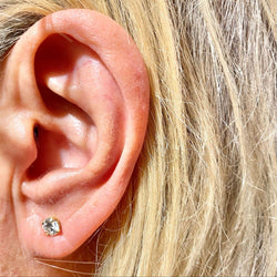 Boucles d'oreilles Puces en or jaune et diamants - Castafiore