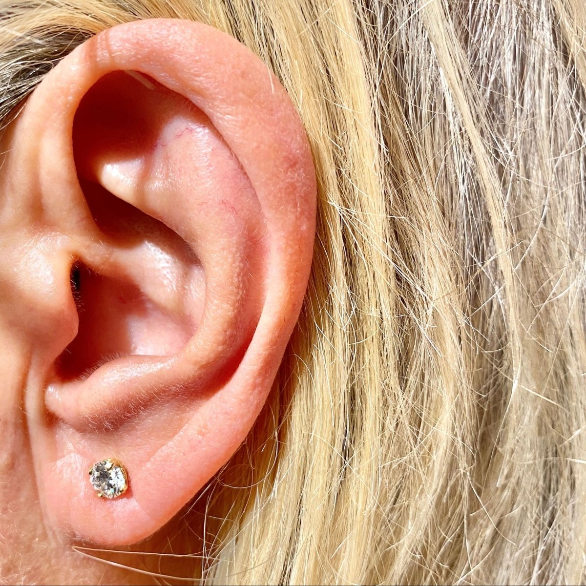 Boucles d'oreilles Puces en or jaune et diamants - Castafiore