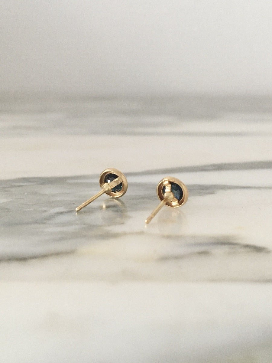 Boucles d'oreilles Puces en or jaune et saphirs - Castafiore
