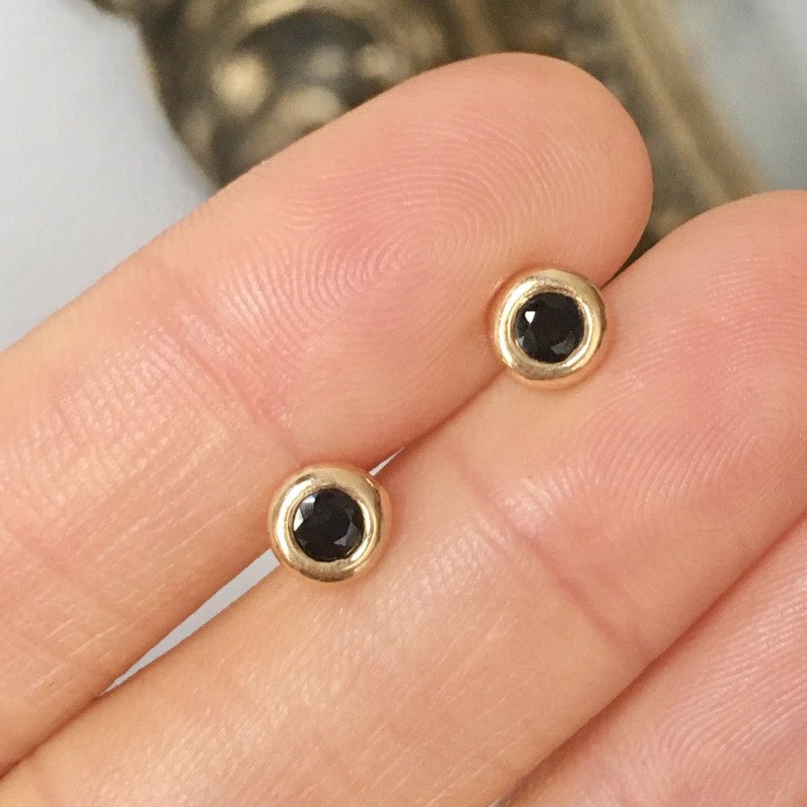 Boucles d'oreilles Puces en or jaune et saphirs - Castafiore