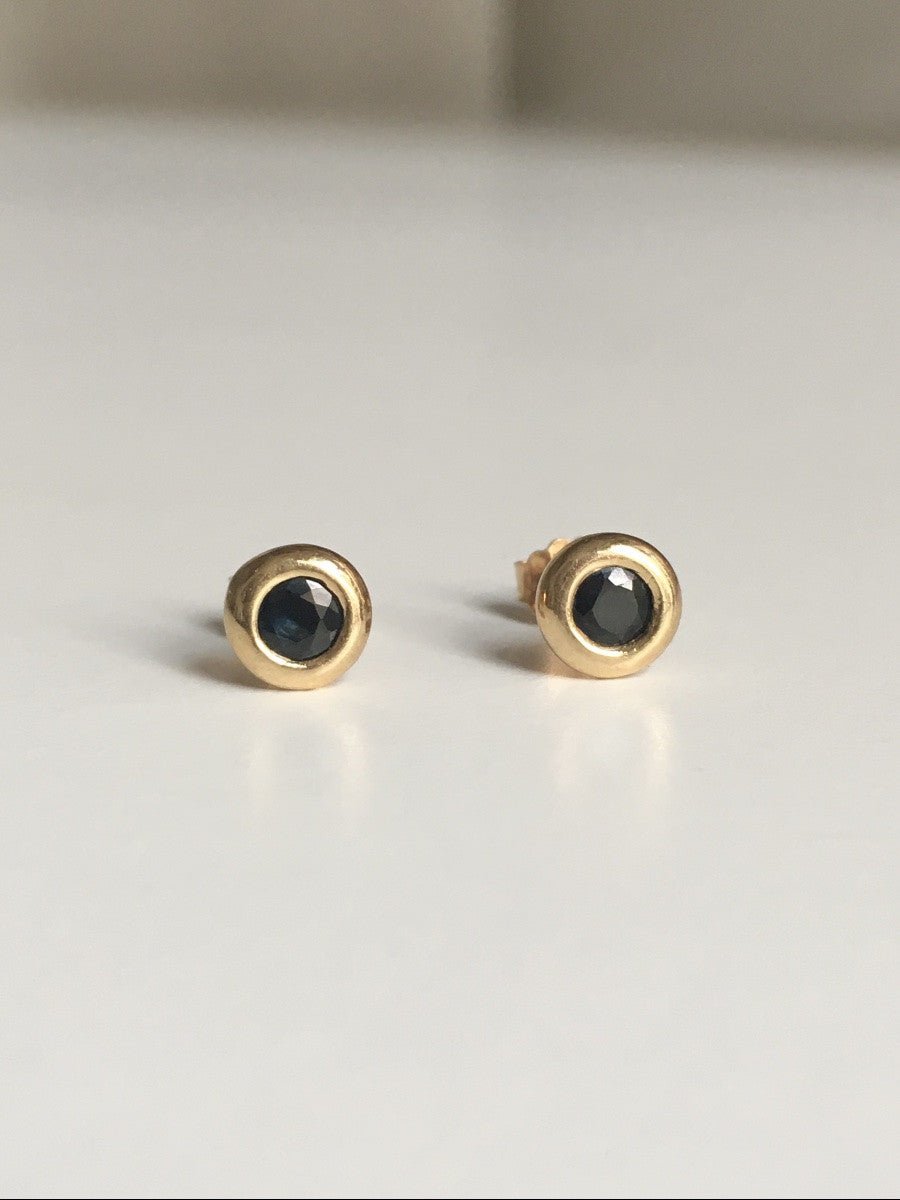 Boucles d'oreilles Puces en or jaune et saphirs - Castafiore