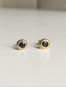 Boucles d'oreilles Puces en or jaune et saphirs - Castafiore