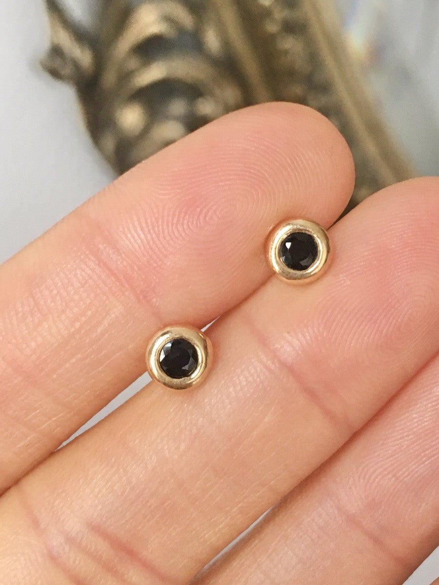 Boucles d'oreilles Puces en or jaune et saphirs - Castafiore