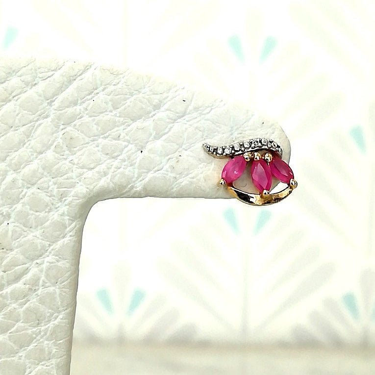 Boucles d'oreilles Puces en or jaune, or blanc, rubis, et diamants - Castafiore