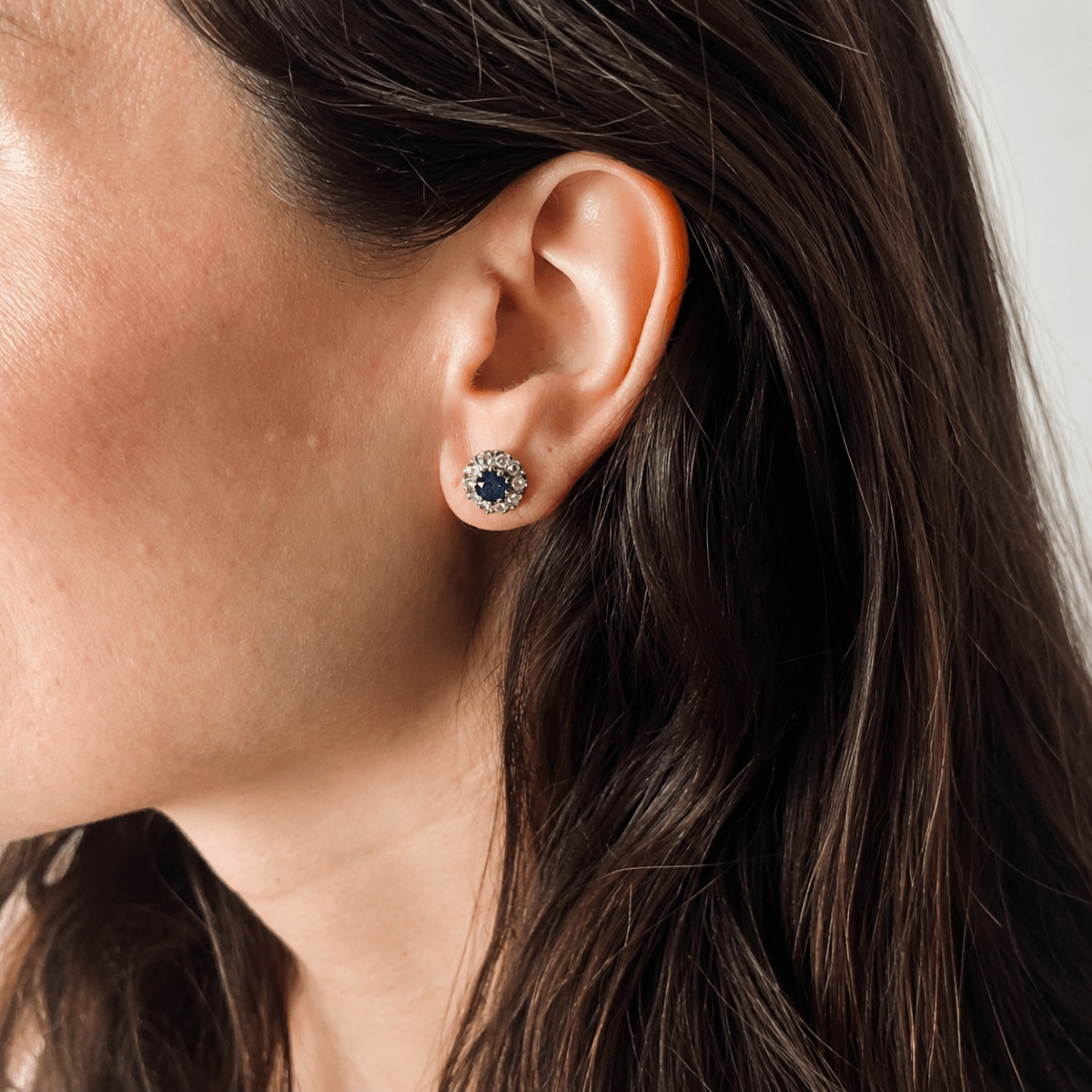 Boucles d'oreilles Puces en or jaune, platine, saphirs et diamants - Castafiore