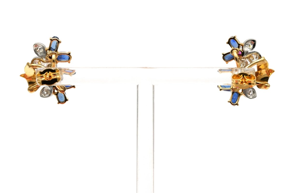 Boucles d'oreilles Puces en or jaune, rubis, saphirs et diamants - Castafiore