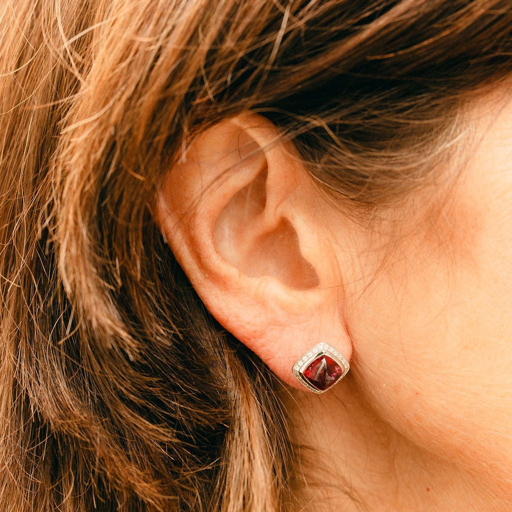 Boucles d'oreilles Puces FRED "Pain de sucre" en or blanc, tourmaline rose et diamants - Castafiore