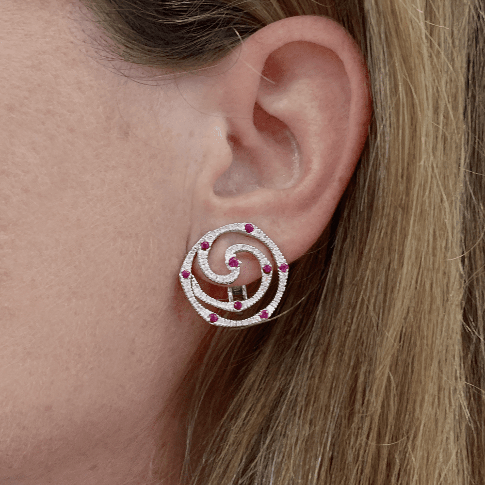Boucles d'oreilles Puces GIOVANNI FERRARIS en or blanc, rubis et diamants - Castafiore