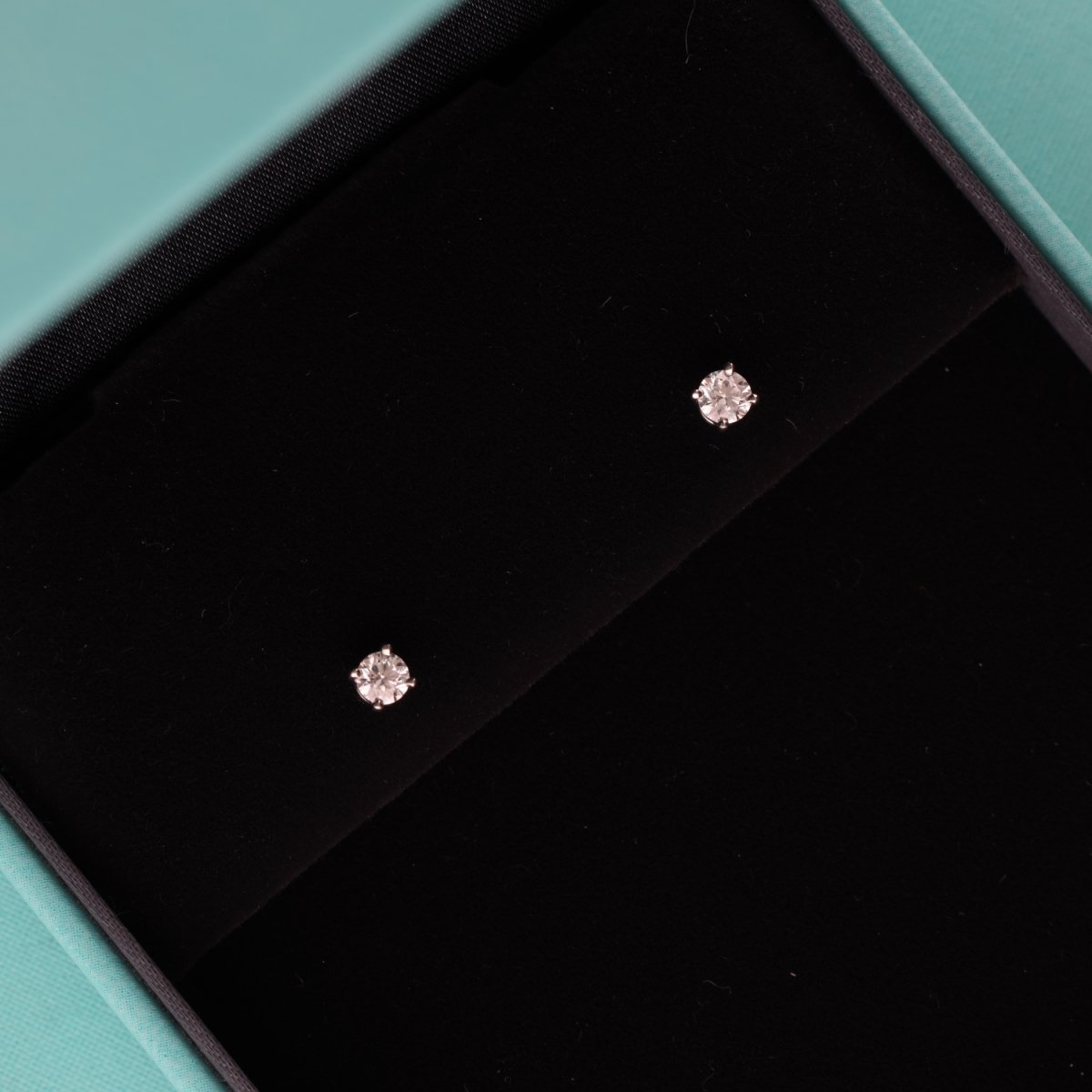 Boucles d'oreilles Puces TIFFANY & CO. en platine et diamants - Castafiore