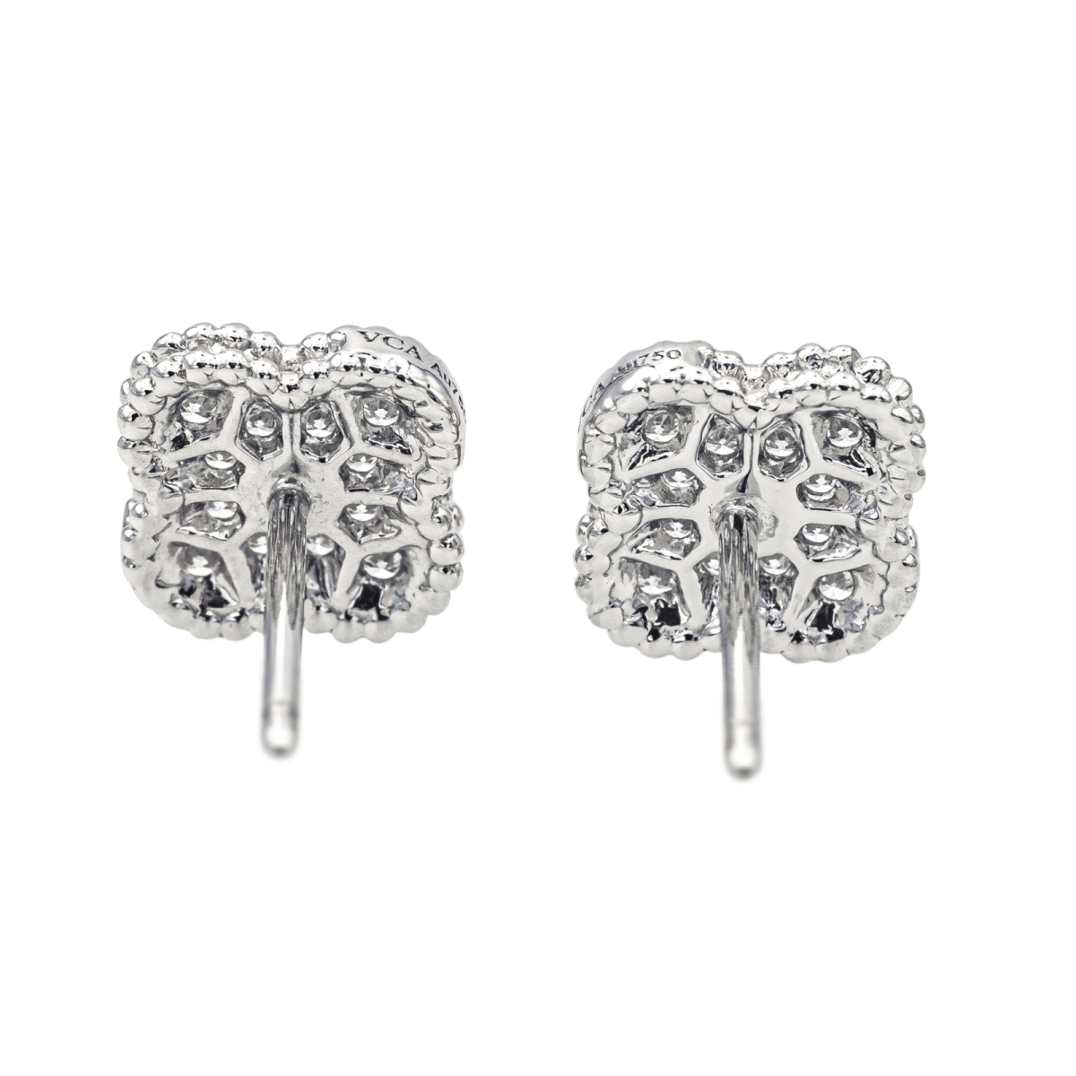 Boucles d'oreilles Puces VAN CLEEF & ARPELS "Sweet Alhambra" en or blanc et diamants - Castafiore