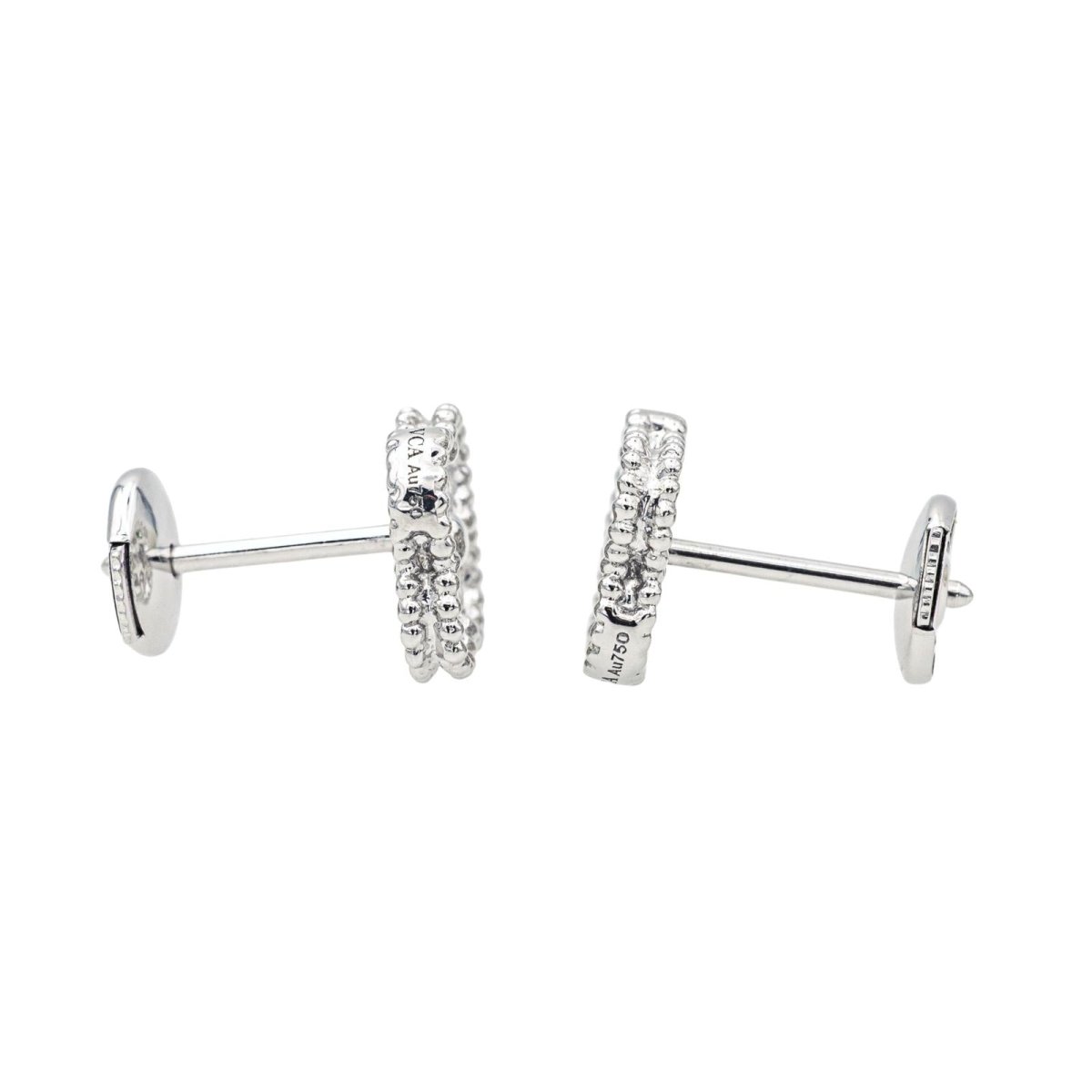Boucles d'oreilles Puces VAN CLEEF & ARPELS "Sweet Alhambra" en or blanc et diamants - Castafiore