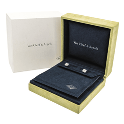 Boucles d'oreilles Puces VAN CLEEF & ARPELS "Sweet Alhambra" en or blanc et diamants - Castafiore